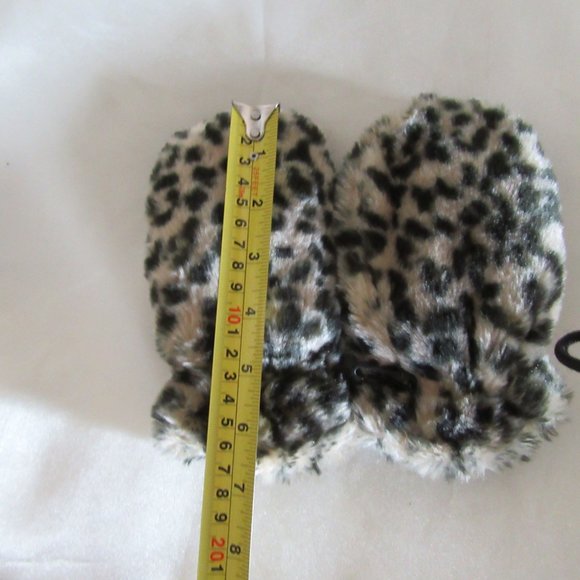 Nice Fuzzy mittens Small Child Leopard Pattern - Picture 6 of 7